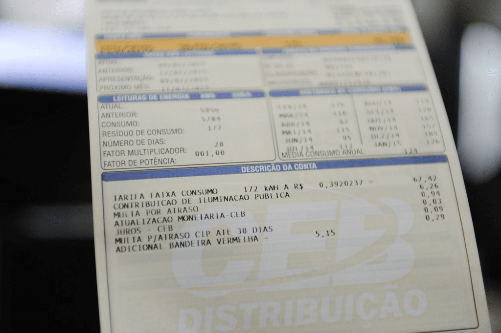 Pagar a conta de luz com cartão de crédito compensa?