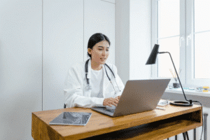 Oportunidades em saúde digital e telemedicina: Profissões em Alta para Clínicos Remotos